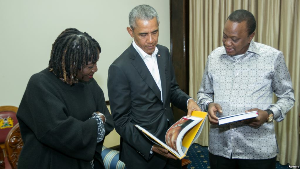 Barrack Obama with Leader of Oposition Raila Odinga (right) and half sisiter, Auma Obama(left)